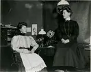 Oxie station.
Ann-Sofie och Eva Karlsson vid telegrafapparaten.

Systrarna Karlsson var döttrar till Nils Karlsson som var stins i Oxie 1886-1911.