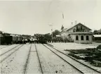 Invigningståg vid Persberg station (Östra Värmlands Järnvägs norra ändpunkt). Mora-Vänerns Järnväg, MVJ.