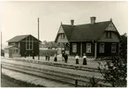 Bergslagernas Järnvägar, BJ, Pressebo var hållplats från 1877 till 1906, stationen bytte namn 1906 till Prässebo när den blev station.