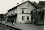 Ramsjö järnvägsstation. Stationsinspektör på plattformen.
