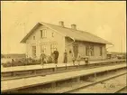 Refteled övre station. 
1. Josef Davidson, grosshandlare
2. Gustaf Hernvall, stationsinspektor
3. Hilda Hernvall, fru till förestående
4. Minna, 5. Edith och 6. Gösta, barn till stationsinspektoren.