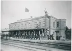 Mellersta Blekinge Järnväg, MBIJ. Ronneby station år 1900 - 1901 med stationspersonal och dåvarande MBIJ förvaltningspersonal.