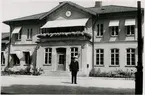 Sala järnvägsstation, gatusidan med personal framför stationhuset.