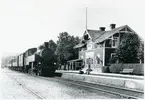 Stationen öppnad 1894. Stationshuset var en- och enhalvvånings i trä. Det ombyggdes efter en eldsvåda 1903.  Mekanisk växelförregling. 1905 tillkom hävstångsställverk. Bangården utökades 1946 med ett lastspår.

GBJ S 25. Loket tillverkades 1923 av Nohab, tillverkningsnummer 1688. Skrotat 1973.