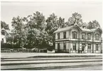 Sandbäckshult station öppnades1897. I början hette den Hornsjö såg. Tvåvånings stationshus i trä, moderniserat 1944. Mekanisk växelförregling. Från stationen gick det tåg åt fyra håll. Här korsades Mönsterås Järnväg och Kalmar - Berga Järnväg. 1940 förstatligades stationen.