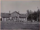 Sandsjö station i början av 1900-talet. Stationen öppnades 1864. Efter 1922 hette den  Bodafors. Tvåvånings stationshus i trä av Habotypen byggdes under 1863-64. Fullständig mekanisk växelförregling installerades 1912. Södra stambanan förbi Bodafors elektrifierades 1933. Samma år byggdes nytt stationshus. Stationen nedlades 1988.