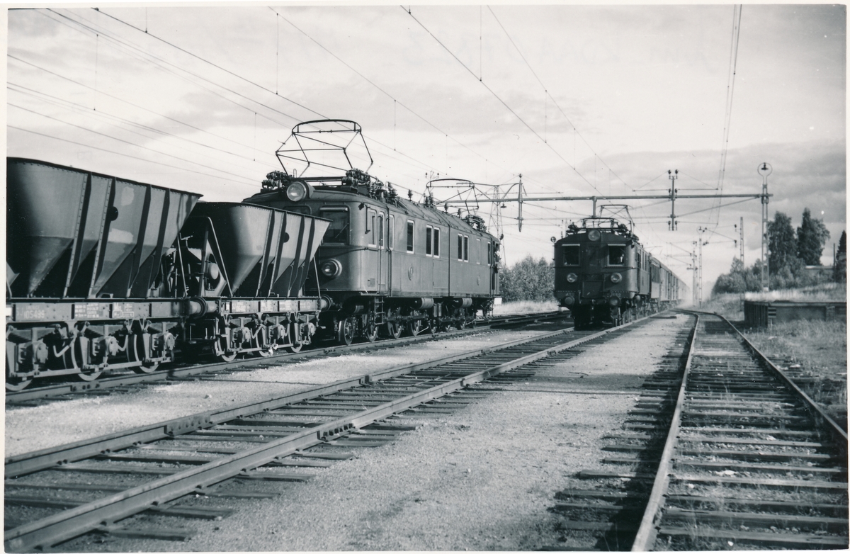 Ellok SJ Dk nr 432
F.d. littera Du, Du2.
Renoverad och delvis återställt till utförande som Dk i 1950-talsutförande. Universallok av den första standardtypen med nitad stålkorg. Nitad hytt, typiskt brunlok och lådformigt som de flesta ellok, men i ganska gott skick. Delvis återställt och ommålat. Utrustat med ATC sedan det kom till museet.