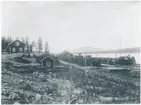 Vy över Sandträsk station. på linjen Boden - Gällivare. Station anlagd 1896 på linjen Boden - Gällivare. En- och enhalvvånings stationshus i trä, moderniserat 1944. Mekanisk växelförregling.  Järnvägen elektrifierades 1922. 
På bilden syns stinsen A. Pettersson sov var aktiv under tiden 1894-1904.