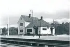 Sennan stationen öppnades 1894. Tidigare var den hållplats. Banvaktstugan byggdes 1894 om till stationshus. Det var  en- och tvåvånings putsat stationshus med en gavel mot banan. 1920 uppfördes nytt stationshus. Sennan station blev 1969 återigen lastplats.