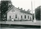 Hållplats anlagd 1885. Envånings stationhus i trä, renoverat invändigt 1948. Mekanisk växelförregling.