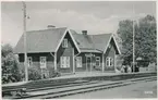 Station öppnad 1886. Envånings stationshus i trä med två gavlar mot banan. Stationshus av banans större typ. Stationen nedlagd 1977. Stationshuset revs i april 1981.