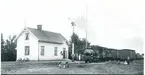 Hållplats anlagd 1917. Envånings reverterat stationshus. Mekanisk växelförregling.