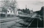Daterar från 1910 som hållplats. Station anlagd 1932. En- och enhalvvånings stationshus, putsat. Elektrisk växelförregling.
