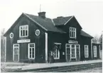 Stationen efter nedladningen. Station Hörk sedan Silverhöjden. Stationen anlades 1875. En- och enhalvvånings stationshus i trä. Den nedlades 1986.