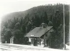 Station anlagd 1896. Envånings stationshus i trä. Mekanisk växelförregling. Banandelen elektrifierades 1936.