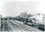Ånglok med blandat tåg vid Skara station