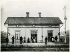 Skene station 1882. Personal och resande utanför stationshuset.