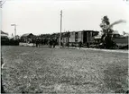 Text på bilden - Skillingaryd. Beväringstransport på HNJ första år omkring 1878.HNJ lok 4. HNJ lok 4 hette Wernamo.
Skillingaryd  blev station  1880.