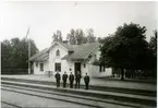 Skruf 1916 med personalen uppställda för fotogarfering. Stationsföreståndare B.Holmgren.