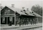 Skutskär 1898. Text på kopia - Skutskär efter ombyggnaden. Foto omkring 1900. 
Fr.v fru Brandt
fru Spångberg
Stins Spångberg
Tufve Spångberg med hund,
Polisuppsyningsngsman Brandt med hund,
Stk. Ström,
Hedberg,
Bv. Svensson,
Stk. Eriksson,
Bv. Eriksson.