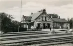 Staffanstorp station. Lund-Trelleborgs Järnväg, LTJ. 1875 öppnades banan för trafik. Tillhörde Lund-Trelleborgs Järnväg, LTJ mellan 1875-1919.  1919 -1940 tillhörde den Landskrona-Lund-Trelleborgs Järnväg, LLTJ. Banan förstatligades 1940 och lades ner 1960.