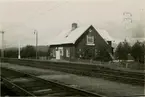 Stenbackens station. Statens Järnvägar, SJ. Banan öppnad 1903. Banan elektrifierades 1915. Stationshuset byggd 1902 och sålt 1998.