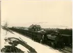 Stenbackens station under ångdriftens tid 1903 på linjen Kiruna-.Riksgränsbanan. Statens Järnvägar, SJ Lok Ma  653. Tillverkad 1902 och slopad 1926. Max hastighet 45 km/h. Tillverkade Nohab, Trollhättan 1902. Möte mellan ett lastat och ett tomt malmtåg. Tågpersonalen och stinsen mend familj poserar för fotografen.  Banan öppnad 1903. Banan elektrifierades 1915. Stationshuset byggd 1902 och sålt 1998.