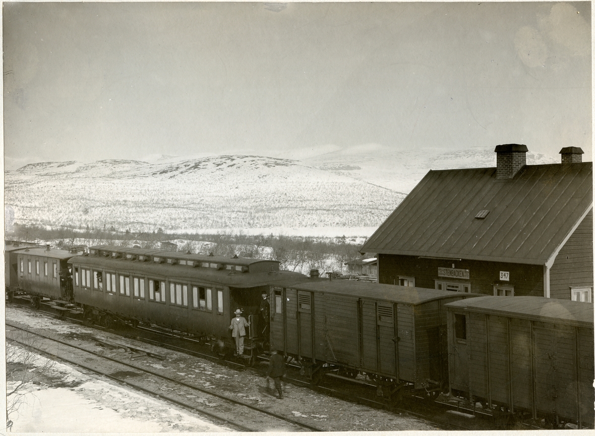 Stenbackens stationhus och banvaktstuga nr. 347. Statens Järnvägar, SJ. Banan öppnad 1903. Banan elektrifierades 1915. Stationshuset byggd 1902 och sålt 1998.. Godsvagn SJ Gs 18971.