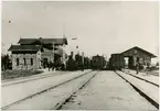 Simrishamn - Tomelilla Järnväg, CTJ, Tomelilla första stationshus uppförd 1865. Godsmagasin finns till höger i bild och en semafor.