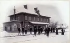 Tranås station 1899.
Stående å plattformen fr. vänster: Stk. Rosén, Stk. förman Ståhl, Stk. Olsson (nedanför plattformen), Stk. Borg, Stk. Almroth, Kontorsbiträdena Lindberg, Brehmer, Abrahamsson, Fröken Anna Elfström, Ester Geijer. Stående i spåret från vänster: Stk. förman lindström, Stins Sjöberg, Stk. Thorén,  Fröken Fanny Sjöberg, Fru Augusta Sjöberg.