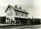 Trelleborg Övre år 1902.
Fr.v. Stk. Jöns Olsson, notisbud Gustav Holmkvist, sts. Ludvig Holmberg, sts. Julius von Platen, stk. Olof Nilsson, Nils Sjöholm o Håkan Persson, vagnputsare G. Roslund, f.d. stk. Anders Roskvist.
MTJ lok.