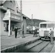 Ullared station, Kontorist Ingvar Sellmo vid signalmasten. Rälsbuss på smalspåret Falkenberg - Limmared. Nedläggning av linjen Falkenberg- Limmared 1959.11.01 etapp 1 och 1960-12-16.