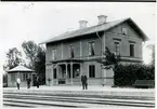 Valbo station omkring 1900. Stationshuset byggt 1865 och tillbyggt 1884. Ställverkshus 1896-1897. Från vänster , Stationskarl senare Stationsinspektor P.G. Åsbrink, Hammarberg, okänd samt  Stationsinspektor Blomqvist.