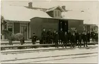 Vislanda station. Rangering av godsvagn med växlingshäst. Personal uppställd för fotografering.