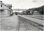 Åtvidaberg station. Tågmöte mellan godståg 7792 och persontåg 1505 på stationen. Stins Harald  Sköld vid ställverket.