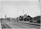 Vy över bangården, stationshuset och kyrkan.
