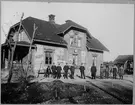 Älvsjö station. Tågpersonaloch arbetare med stationsmästare Lundqvist   framför stationshuset.