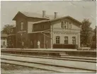 Uppställd personal snett framför Äsperöd station, år 1916.