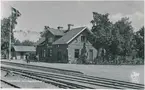 Ödeshög station. Fågelsta-Vadstena-Ödeshög Järnväg, FVÖJ. Anlades 1887 och öppnades 1888. Övergick till Mellersta Östergötlands Järnväg, MÖJ 1919. Bangården byggdes ut 1945 med ett rundspår. Byggde om vissa lokaler 1946/47 och magasinet byggdes om 1947. Övergick till Statens Järnvägar, SJ 1950. WFJ lok 2 