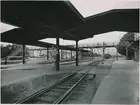 Örebro central. Statens Järnvägar, SJ. Järnvägsbron byggd 1889 och revs 1937. Eldrift 1932.