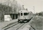 Örlebadets station. Statens Järnvägar, SJ. SJ Y7 1250. Hållpllatskuren byggdes1944.