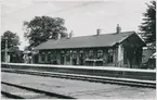 Örtofta station. Statens Järnvägar, SJ. Banan öppnades 1857 och fick eldrift 1933. Stationen revs och 1983 byggdes en hållplats där.