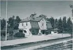 Ösmo station. Stockholm-Nynäs Järnväg, SNJ. Stationen byggdes 1901 och är idag en pendeltågstation.