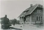 Östaröd station. Kristianstad-Hässleholms Järnväg, CHJ. Var hållplats fram till 1907 då stationen byggdes. Men stationen öppnades först 1909 och lades ner 1969. Övergick till Statens Järnvägar, SJ 1944. Banan uppriven 1973/1974.Ånglok. Stationen är privatägd sen 1991. CHJ lok 16, som efter förstatligandet hette SJ L11 1656.