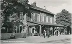 Östervärns station, Malmö-Simrishamn, MSJ. Stationen uppförd 21/12 1892 och nedlagd 1/1 1992. Spåren började rivas 1995. Huset är rivet sedan  länge. Man körde med ånglok in på 1960-talet. Sveriges enda väpnade tågrån inträffade på just denna järnväg 1907, på tåget mot Genarp, mellan Staffanstorp och Djurslöv. Två män sköt postiljonen men åkte fast. Postiljonen säga ha överlevt i 40 år med kulorna i huvudet.