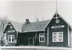 Österlövs station. Kristianstad-Immelns Järnväg, KIJ. Öppnad 1885. Övergick 1906 till Kristianstad-Hässleholms Järnväg,CHJ. Gick över till Statens Järnvägar, SJ 1944. Persontrafiken nedlagd 1969 och godstrafiken 1975. Banan uppriven 1992.