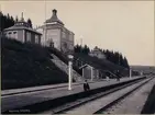 Österås station. På bilden finns stationsmästare C. A Lundqvist, stationskarl Ax Löfgren och ynglingen Helmer Lundqvist.