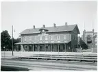 Svedala station med Åbjörn Anderssons Mekaniska verkstad i bakgrunden.