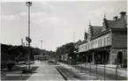 Söderhamn station.
Till vänster en Statens Järnvägar, SJ C3a och de två vagnarna till höger så kallade 