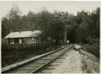 Dalslands Järnväg, DJ. Banvaktstugan vid Teåkers tunnel.